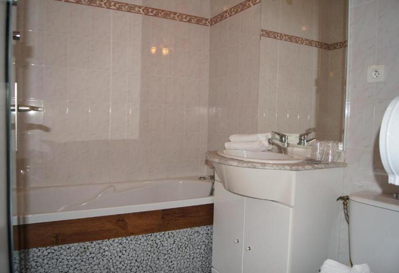 فندق Aux Trois Jean