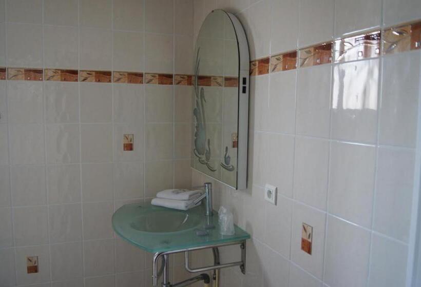 فندق Aux Trois Jean