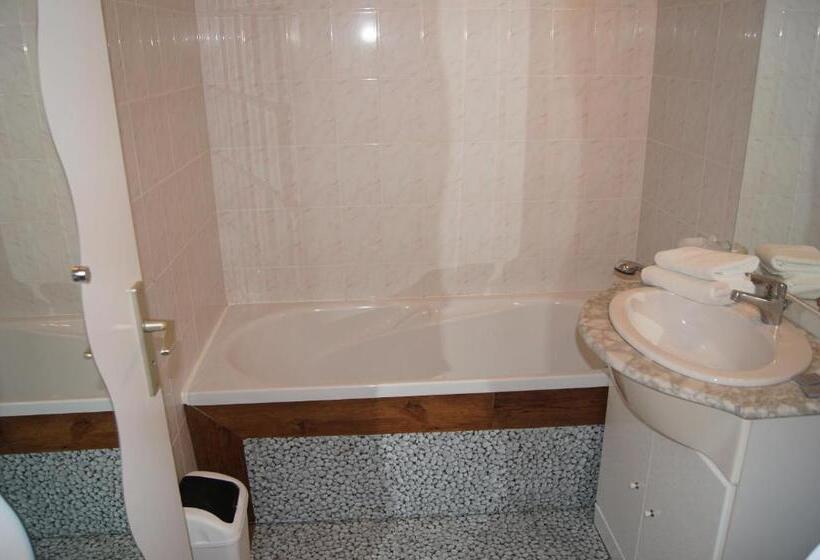 فندق Aux Trois Jean