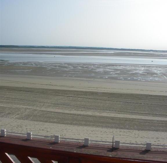 فندق Aux Trois Jean