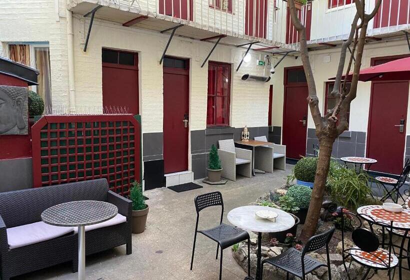 Отель Chevallier