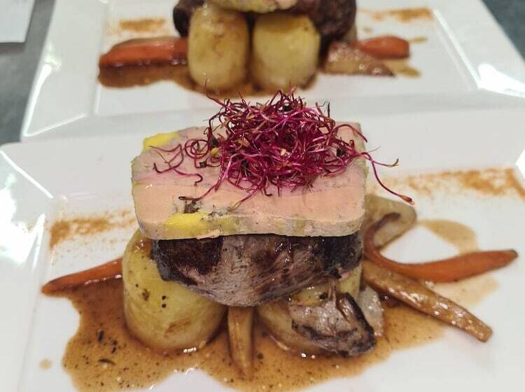 ホテル Hôtel Restaurant Le Victor Hugo