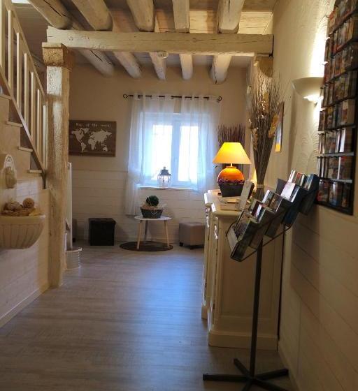 הוסטל Logis Hotel L  Auberge D Uzes