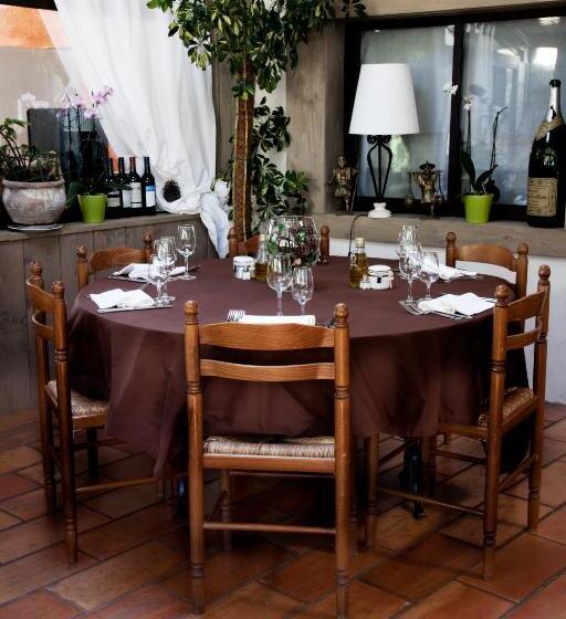 הוסטל Logis Hotel L  Auberge D Uzes