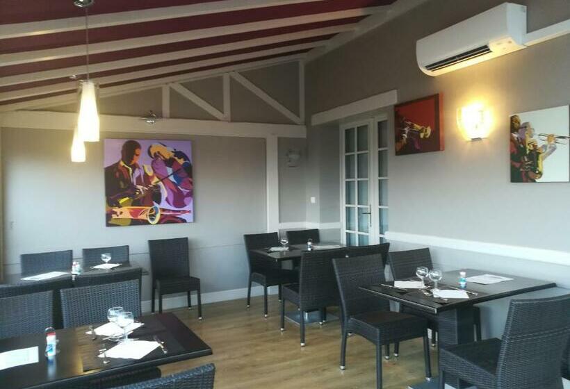 Отель Contact Hôtel Du Relais Thouars