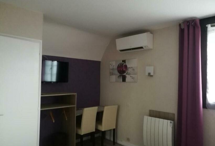 Отель Contact Hôtel Du Relais Thouars