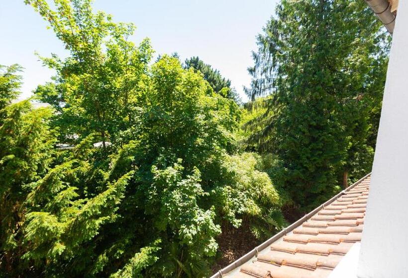 هتل De La Pommeraie