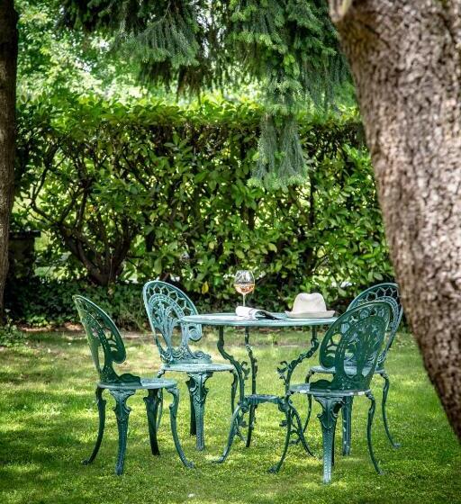 هتل De La Pommeraie