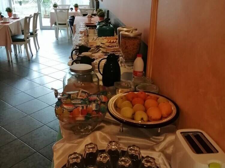 Отель De La Tour