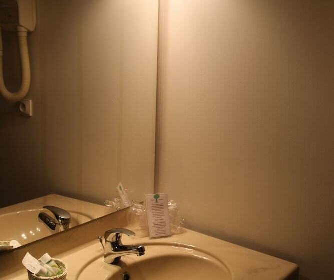 Отель De La Tour