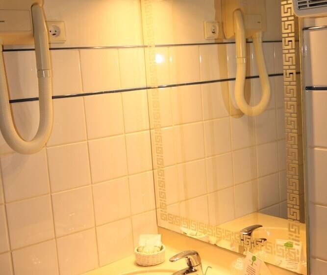 Отель De La Tour