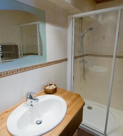 בית מלון כפרי Hôtel Chalet Les Ecureuils Restaurant, Sauna & Spa Garage