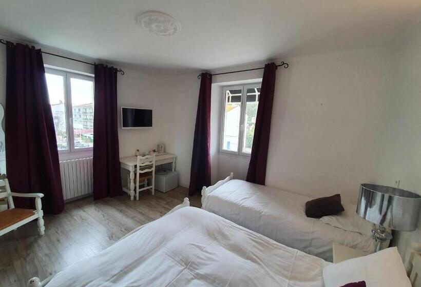 Отель Hôtel Les 3 Terrasses