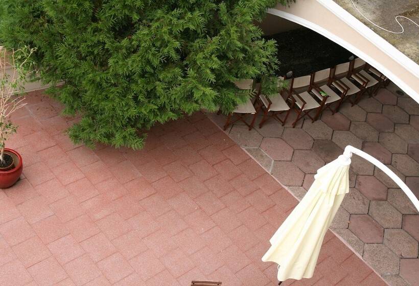 Отель Hôtel Majuscule