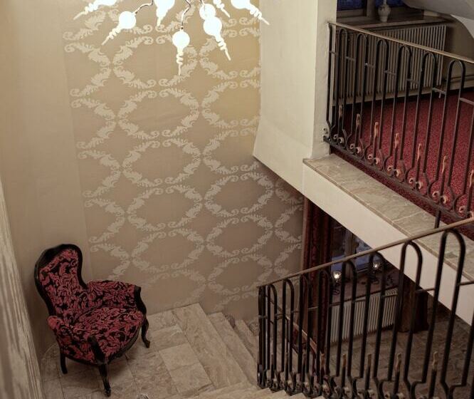 Отель Hôtel Majuscule