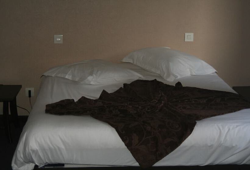 Отель Hôtel Majuscule