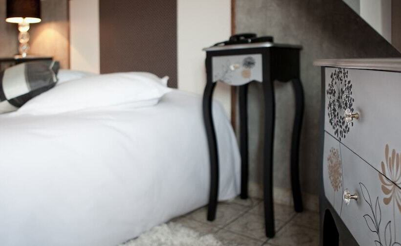 Отель Hôtel Majuscule