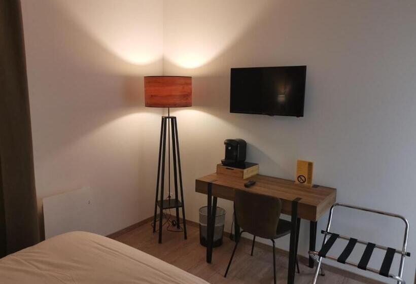 ホテル Logis Le Relais Du Chapeau Rouge