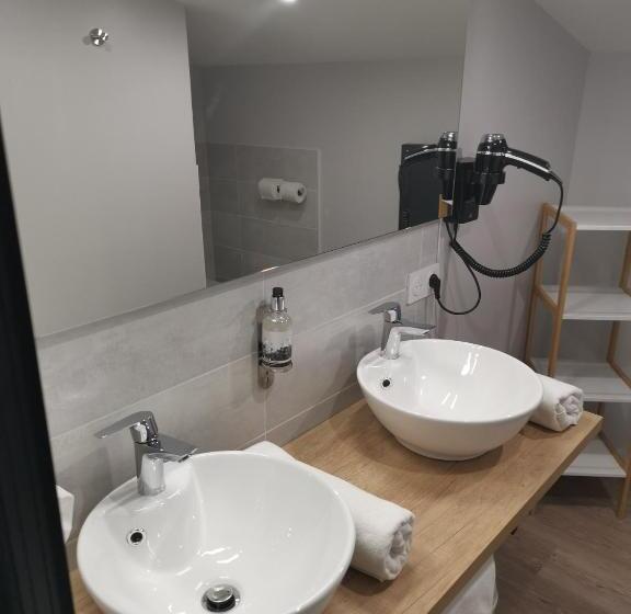 ホテル Logis Le Relais Du Chapeau Rouge