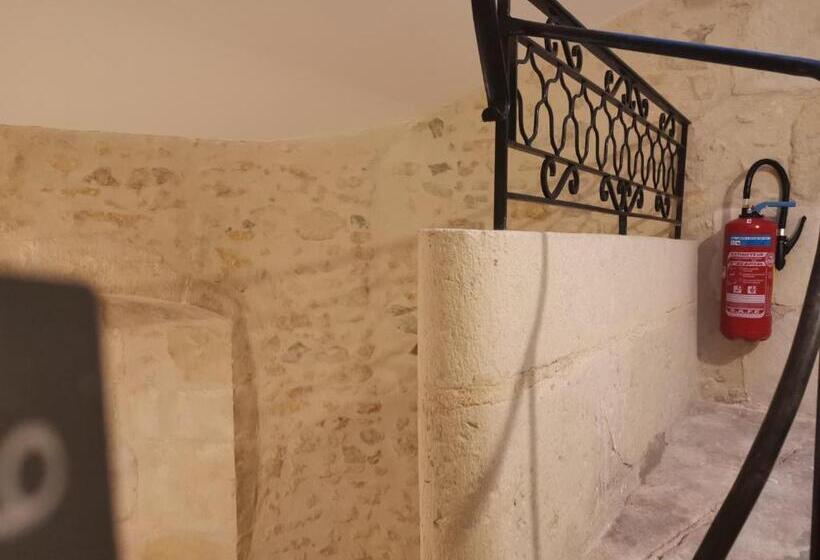 ホテル Logis Le Relais Du Chapeau Rouge