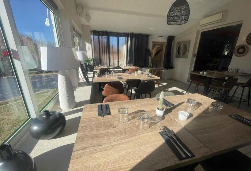 هتل Les Loges Du Luberon