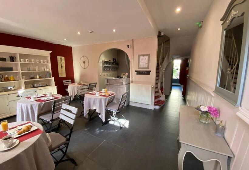 Отель Saint Yves