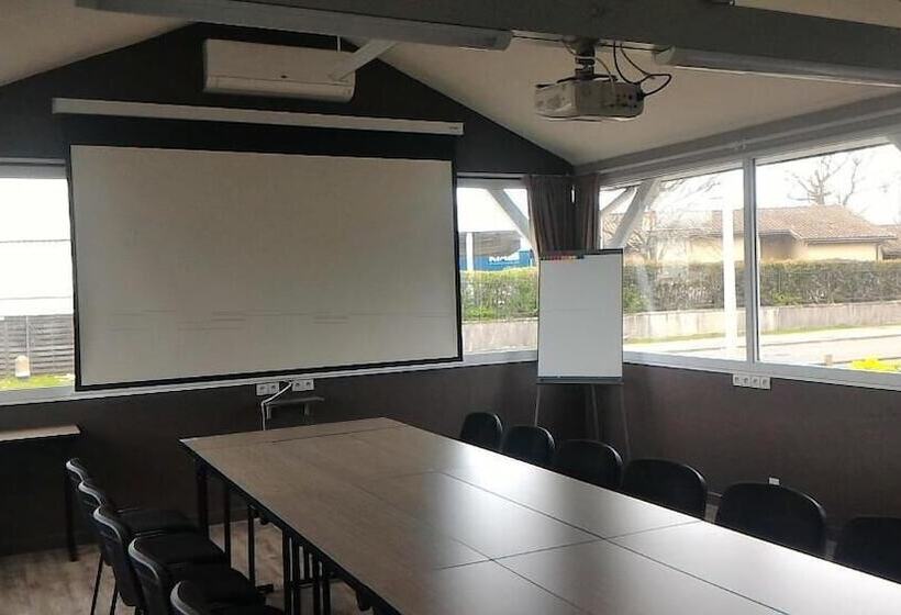 هتل Wood Inn Bordeaux Aeroport