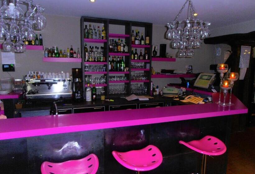 Мотель Logis Hôtel Restaurant La Vieille Ferme, Mâcon Nord