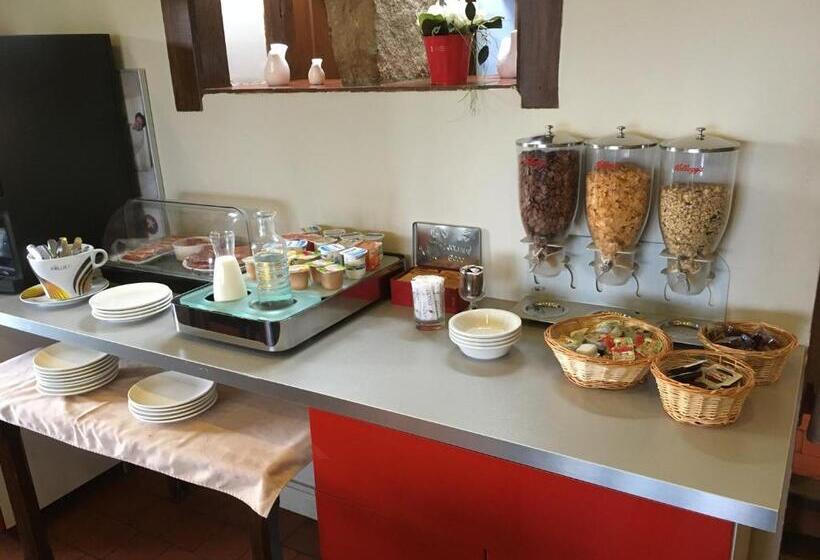 Мотель Logis Hôtel Restaurant La Vieille Ferme, Mâcon Nord