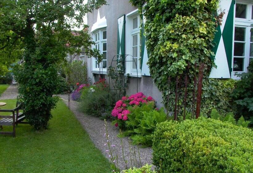 مبيت وإفطار Altes Landhaus Am Park