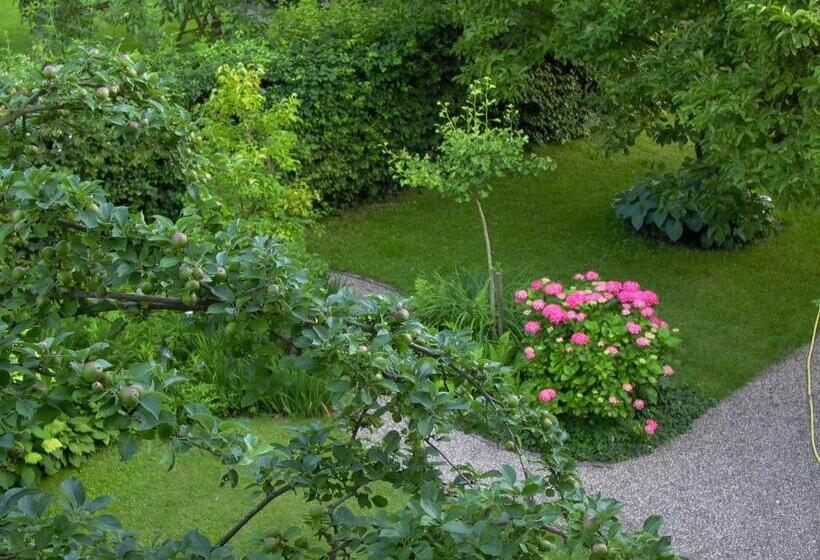 مبيت وإفطار Altes Landhaus Am Park