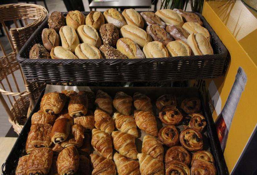 Отель Enzo Hôtels Premier Prix   Logis Amnéville