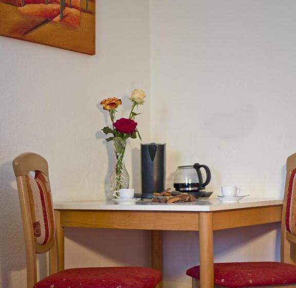 Отель Garni Vier Jahreszeiten