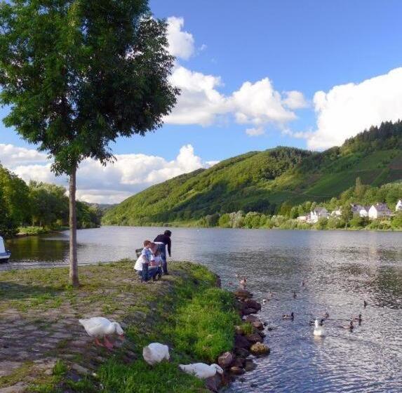 בית מלון כפרי Panorama Café Moselgarten