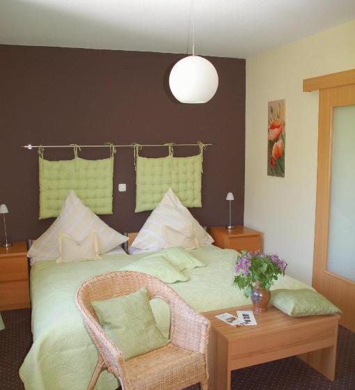 Отель Ferienwohnungen Cafe Maarblick