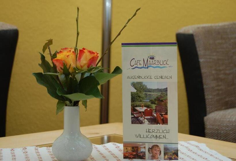ホテル Ferienwohnungen Cafe Maarblick