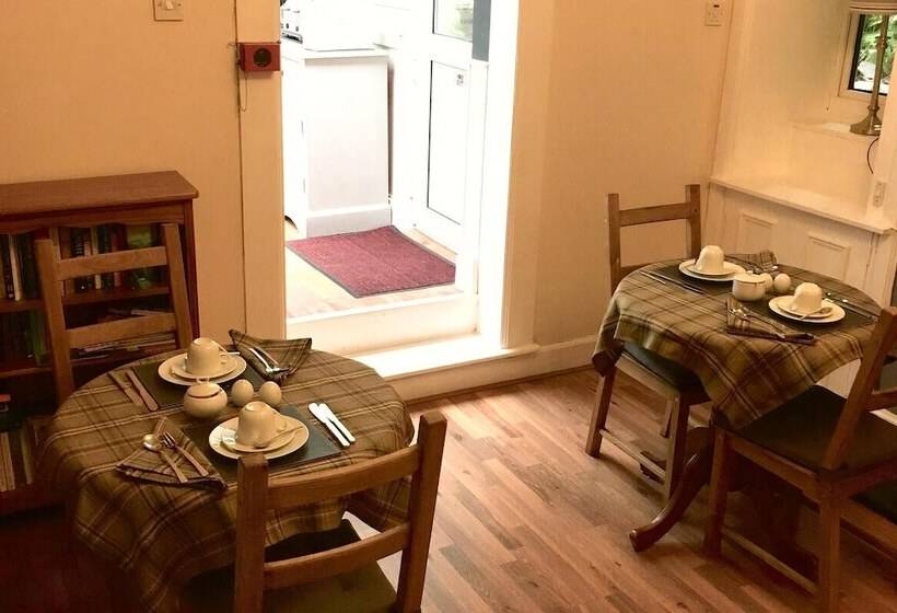 تختخواب و صبحانه Briarbank Guest House