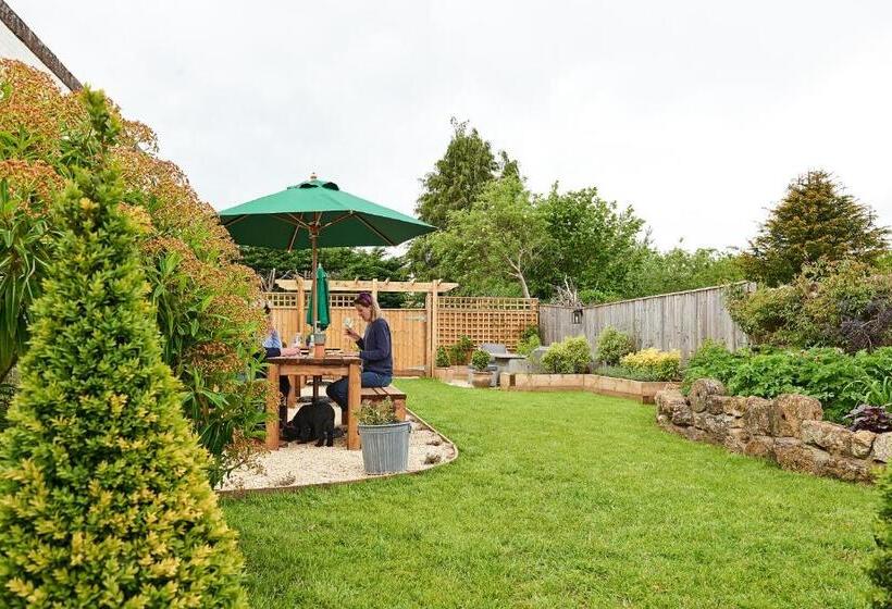 مبيت وإفطار The Barrington Boar