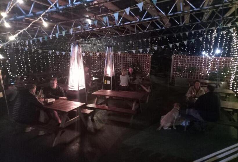 مبيت وإفطار The White Swan, Yeadon