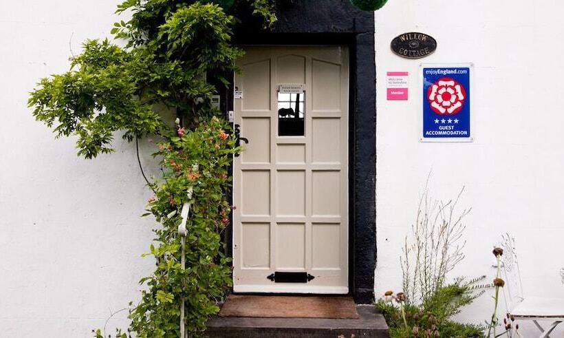 مبيت وإفطار Willow Cottage