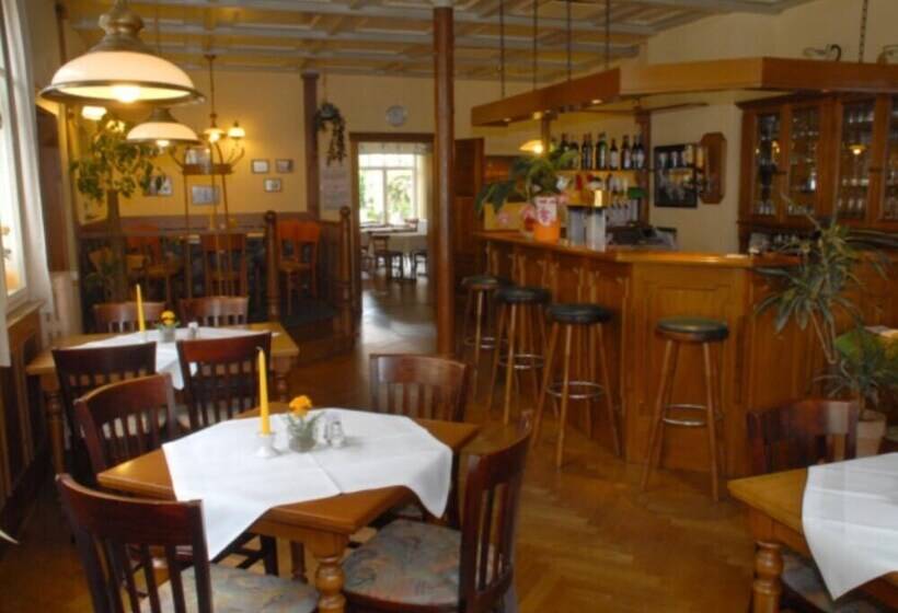 בית מלון כפרי Am Rathaus Adii