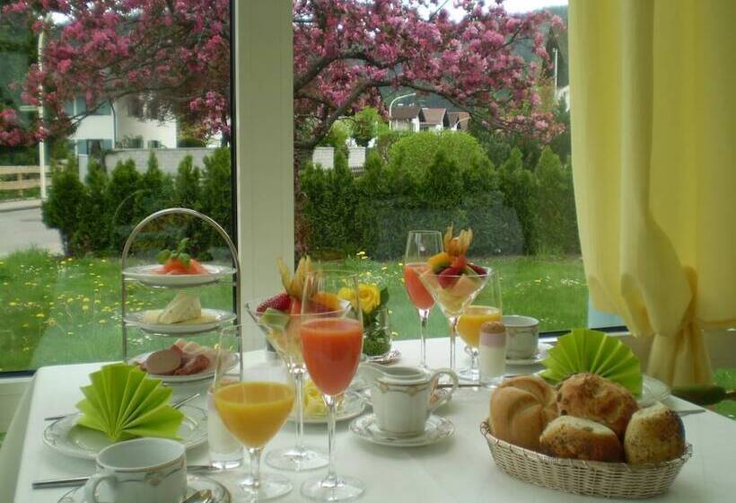 Отель Christine