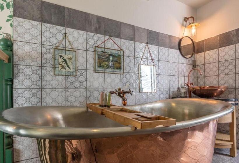 فندق Hand And Spear