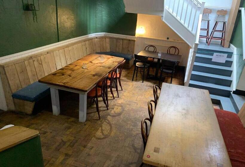 Общежитие The Heights Bunkhouse