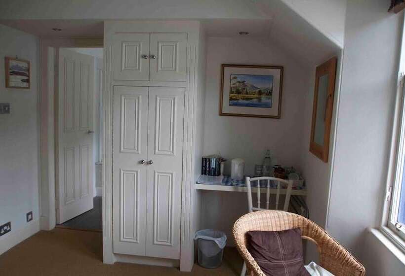 مبيت وإفطار Airlie House Self Catering