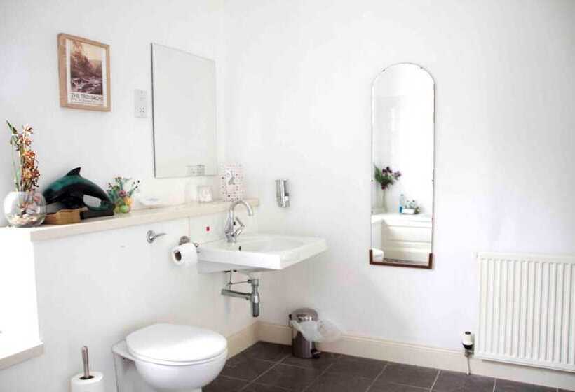 مبيت وإفطار Airlie House Self Catering