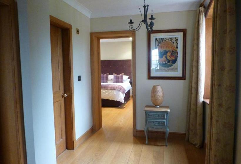 민박 Manor House Farm