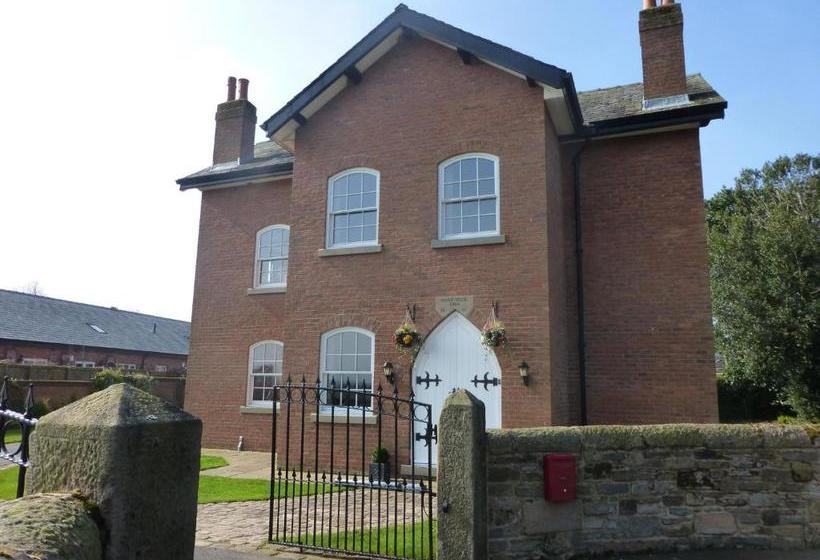 민박 Manor House Farm