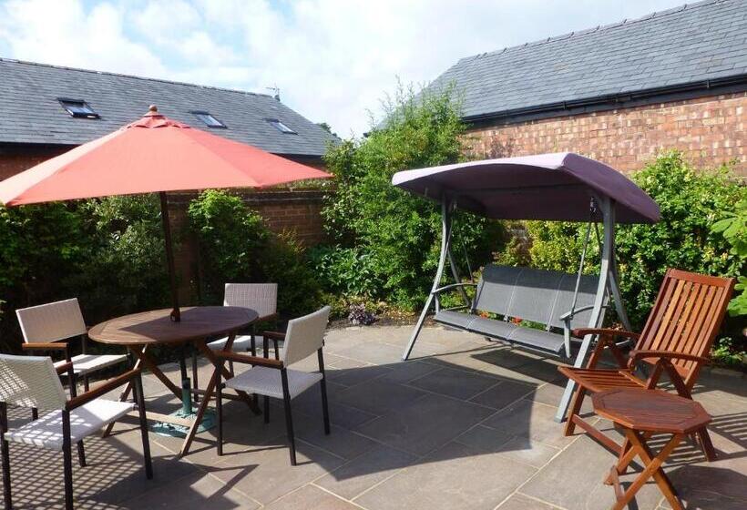 민박 Manor House Farm