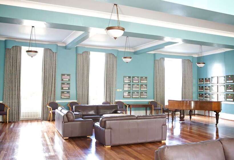 צימר Mcintosh Hall Campus Accommodation